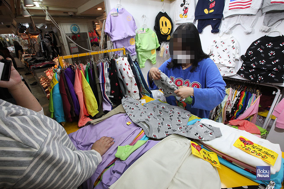 한 아동복 상점 사장님이 판매된 옷을 포장하고 있다. 최대성 기자 ⓒ베이비뉴스