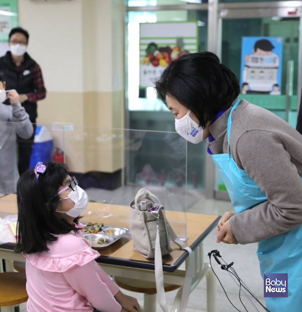 박영선 더불어민주당 서울시장 후보는 22일 서울 성동구 경수초등학교를 방문해 학생들을 만나고, ‘유치원 친환경 무상급식’과 ‘아이돌봄 걱정 제로 5대 공약'을 발표했다. ⓒ박영선 서울시장 후보