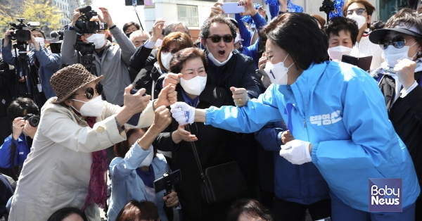 박영선 더불어민주당 서울시장 후보는 30일 서울 동작구 이수역 일대에서 ‘달려라 써니’ 동작구 집중 유세를 진행했다. ⓒ박영선 더불어민주당 서울시장 후보