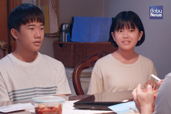 싫다는 오빠를 설득해서 아빠에게 가족 여행을 제안하는 하나. ⓒ롯데엔터테인먼트