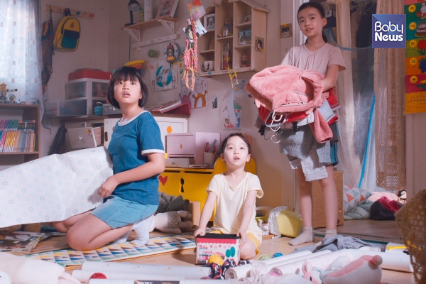 이사 가기 싫은 마음에 세입자에게 보여줄 집을 일부러 더럽혀 놓는 아이들. ⓒ롯데엔터테인먼트