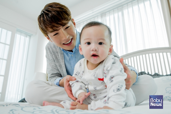 아빠 육아휴직을 장려하는 중소기업이 가족친화기업 인증 심사를 받을 때 더 높은 가점을 받는다. ⓒ베이비뉴스