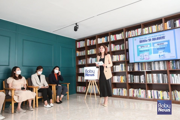이나영 베이비뉴스 육아캐스터가 건강한 임신을 위한 영양제인 바이엘 ‘엘레뉴’와 ‘메네비트’를 소개하고 있다. 최대성 기자 ⓒ베이비뉴스