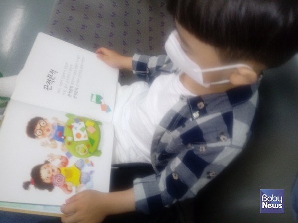 스스로 책 읽는 아이의 모습. 아이가 어떻게 한글 떼었는지 그 비법을 알려드리겠습니다. ⓒ백정미