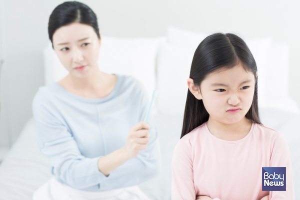 아이에게 ‘왜’를 말해서는 안 되는 상황이 있다. 부모가 아이를 혼낼 때 단정의 의미로 사용하는 ‘왜’이다. ⓒ베이비뉴스