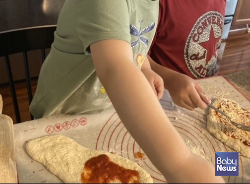 남매가 함께 만드는 간단한 피자: 피자 매니아인 아들을 위해 미리 반죽을 만들어 냉동 해두곤 한다. 맛이나 모양은 그럭저럭이지만 만드는 과정이 재미있어서 아이들도 좋아한다. ⓒ이은