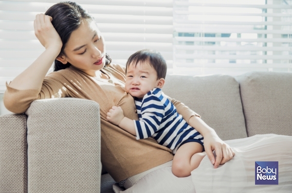 부모의 감정 조절이 어렵고 반복적으로 아이에게 화를 내 거나 화내지 않더라고 미운 감정이 심하다면 엄마가 위협받고 있다는 신호일 수 있습니다. ⓒ베이비뉴스