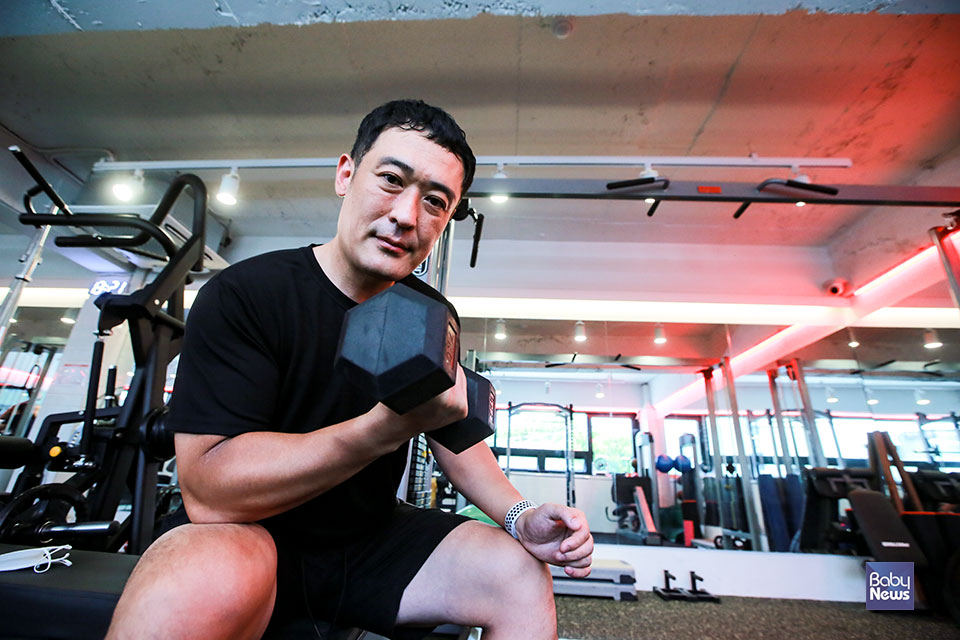 마흔넷 아빠 박동일 씨가 헬스장에서 포즈를 취하고 있다. 최대성 기자 ⓒ베이비뉴스