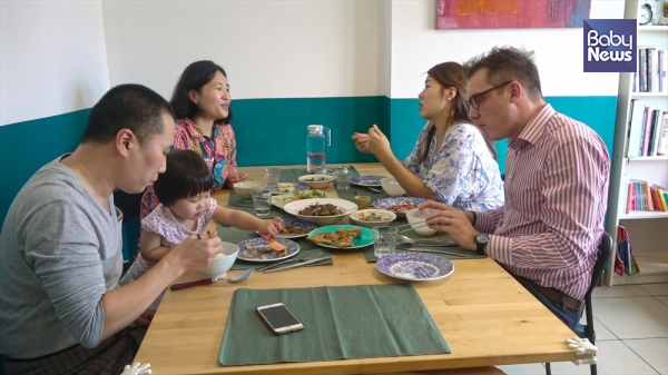 '외길 식당'을 찾아온 손님과 이야기하는 아름과 성만, 보리. ⓒ영화사진진