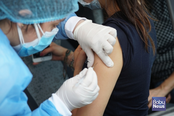 질병관리청이 코로나19 백신 접종 후 여성들의 생리 이상반응에 대한 연구를 추진하기로 했다고 강선우 의원이 14일 밝혔다. ⓒ베이비뉴스