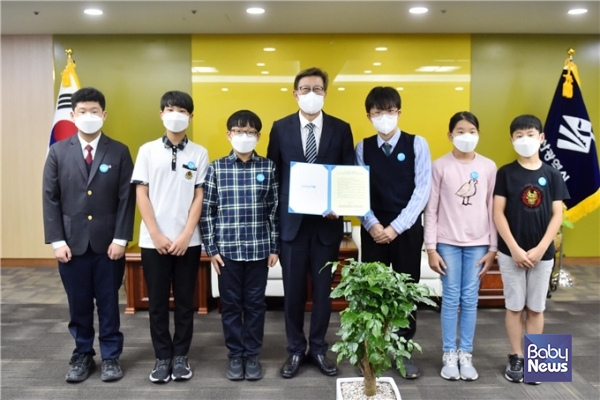 박형준 부산시장이 아동대표 7명에게 아동총회 정책결의문을 직접 전달받았다. ⓒ부산시