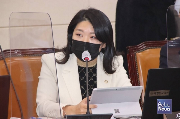 신현영 의원은 국회 보건복지위원회의 한국사회보장정보원, 아동권리보장원 등에 대한 국정감사에서 "아동학대 발굴시스템이 고위험군부터 우선순위를 가지고 심도 조사하지 않고 형식적으로 관리한다"고 지적했다. ⓒ신현영 의원실
