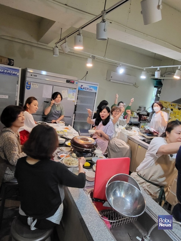 '엄마가 행복한 요리, 더 기쁜 반찬나눔' 프로그램은 발달장애아 부모들에게 즐거운 요리수업과 이웃의 발달장애가족과 반찬을 나누는 사업이었다. ⓒ김덕화
