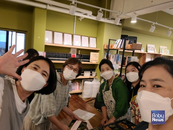 오랫동안 함께해온 발달장애가족 5가족이 모여 행복하게 협동조합을 만들었다. 이제 막 꽃을 피운 우리 협동조합이 앞으로 오랫동안 아름다운 꽃을 피우는 나무로 성장하길 바란다. ⓒ김덕화