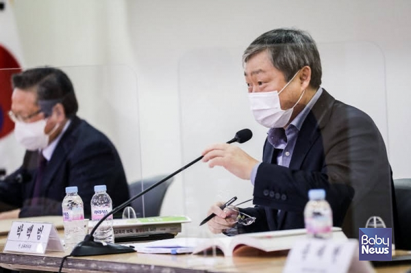 박백범 이재명 캠프 교육대전환위원회 부위원장(전 교육부 차관)이 ‘유보통합 일원화 단계적 추진 방안’에 대해 발표하는 모습. 김재호 기자 ⓒ베이비뉴스