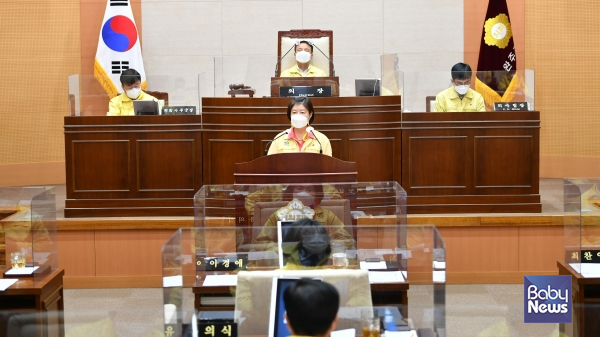 이인숙 완주군의원은 ‘어린이집-유치원 교육부 관리 일원화 촉구 건의문’ 대표발의하고, 전북의 타 시도 동료의원들에게 동참해 줄 것을 제안했다. ⓒ완주군의회