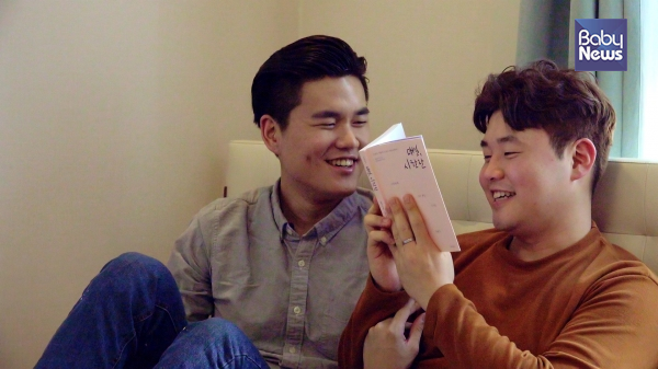 예준과 그의 애인은 예준 부모의 집에 초대 받아 즐거운 시간을 보낸다. ⓒ(주)엣나인필름