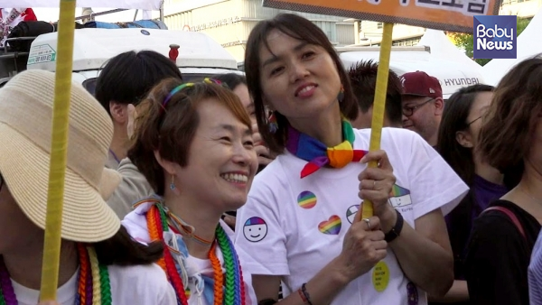 한국의 퀴어 문화 축제에 참가한 나비와 비비안. 내 아이가 이런 세상에 살고 있었다니, 놀라고 분노하며 투사가 된다. ⓒ(주)엣나인필름