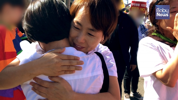 퀴어 문화 축제에서 '프리 허그'를 해 주고 있는 나비. 내 자식만이 아니라 남의 자식까지 안아주고 우리가 사는 세상을 조금이라도 변화시키려는 중년 여성의 모습이 감동적이었다. ⓒ(주)엣나인필름