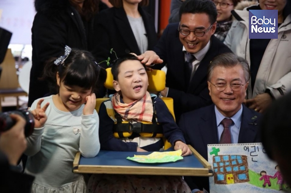 지난 2017년 2월 문재인 대통령은 대선후보 시절 건우를 만나 공공어린이재활병원 건립을 약속했다. ⓒ김동석 대표 페이스북 캡쳐