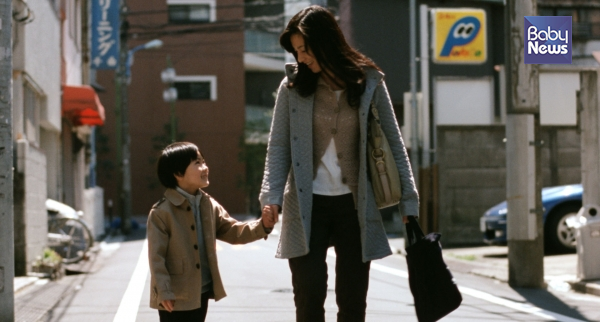 케이타의 미도리는 아들을 빼앗길까 봐 아이에게 묻는다. "우리 멀리 멀리 도망갈까." ⓒ㈜티브로드폭스코리아