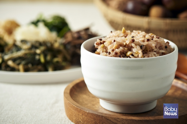 콩팥병 환자에게 콩과 팥 들어간 오곡밥은 안 좋다. 대보름에도 흰쌀밥을 먹는 게 좋다. ⓒ인천힘찬종합병원