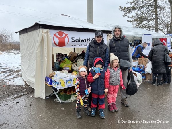 우크라이나-루마니아 국경에서 세이브더칠드런이 배분한 긴급 물품을 받은 가족의 모습. ⓒ세이브더칠드런