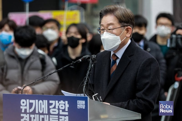 이재명 후보는 “더 좋은 어린이집, 유치원을 보내기 위해 노심초사하는 학부모들의 고민을 덜어주는 것은 물론 우리 아이들이 어느 시설에 다니든지 격차가 발행하지 않고, 질 좋은 보육과 교육을 받을 수 있도록 유보통합을 추진하겠다”고 약속했다. ⓒ베이비뉴스