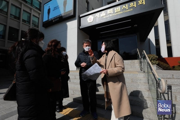 지난달 21일 서울시 중구 서울시의회 본관 앞에서 서울민간어린이집연합회 정혜경 회장 및 임원들이 서울시의회 본회의에 참석하는 시의원들에게 외국인 아동 보육료 지원의 필요성과 이에 대한 협조를 요청했다. 김재호 기자 ⓒ베이비뉴스