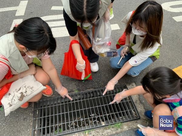 굿네이버스 서인지역본부 ‘아동권리모니터링단’ 아동들이 동네 환경실태를 조사하고, 환경정화 활동을 하는 모습. ⓒ굿네이버스