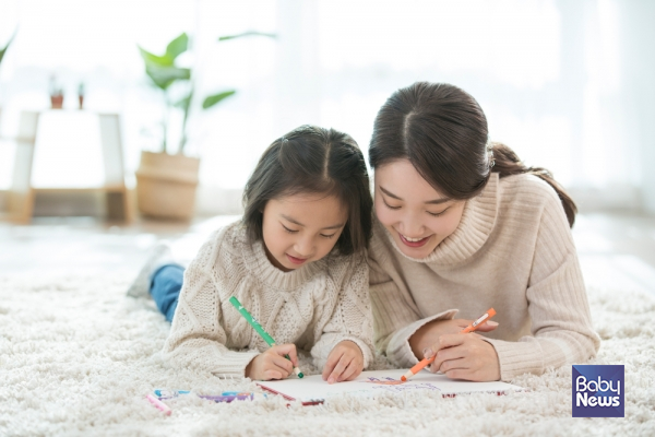 경기도교육연구원의 연구 결과, 일을 하면서 자녀를 돌볼 수 있도록 하는 탄력적인 근무 제도를 희망한다는 응답(37.8%)과 자녀의 하교시간 이후부터 잠자리에 들기 전까지 자녀를 직접 돌보기를 희망한다는 응답(24.9%)의 합이 62.7%에 달한 것으로 나타났다. ⓒ베이비뉴스