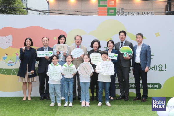 초록우산어린이재단은 서울 중구 누리마당에서 아동들이 직접 선정한 대표 어린이말씀을 선포하는 ‘2022 어린이말씀 선포식’을 실시했다. (왼쪽부터 초록우산어린이재단 이서영 홍보실장, 중구청 생활도시친화국 김건태 과장, 채정안 캠페인홍보대사, 초록우산어린이재단 이제훈 회장, 고두심 나눔대사, 교보생명 허금주 전무, 송일국 홍보대사, 초록우산어린이재단 임신혁 부회장). ⓒ초록우산어린이재단