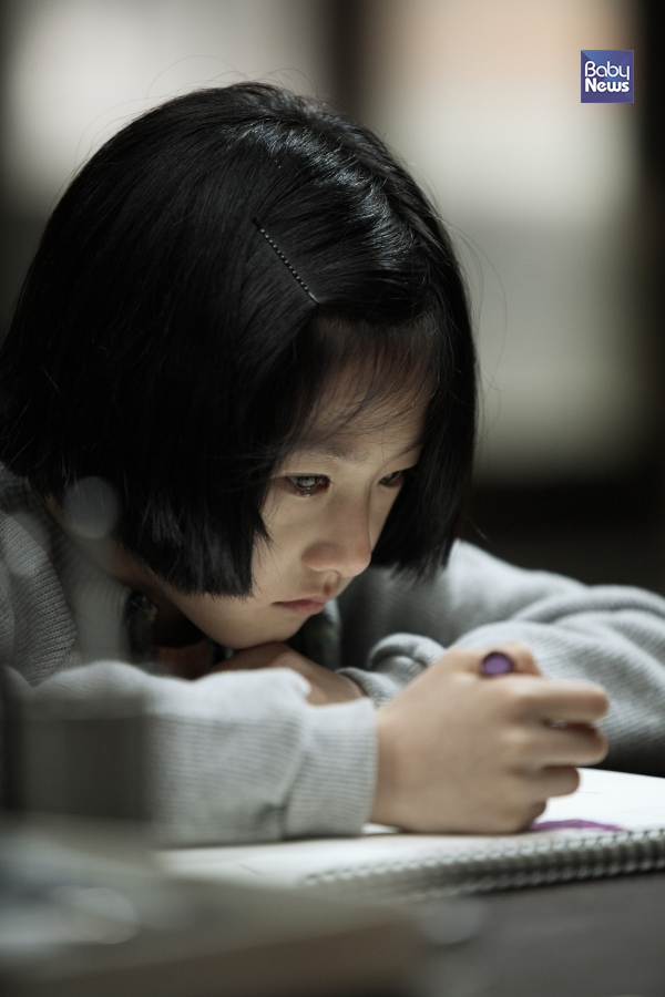 진희는 자신이 새엄마의 아기에게 실수한 일 때문에 버려졌다고 생각한다. ⓒ영화사진진