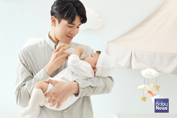 경기도여성가족재단은 30일, 도내 공공기관을 중심으로 남성 육아휴직자의 육아휴직 경험 실태와 사례를 살펴보고 제도 개선 방안을 제시한 연구결과를 소개했다. ⓒ베이비뉴스