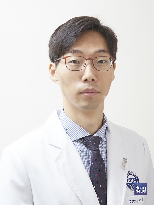 차 의과학대학교 분당차여성병원(원장 이상혁) 여성암센터 최민철 교수팀(사진)이 자궁내막암 환자의 차세대 염기서열을 분석해 한국인 자궁내막암 환자의 린치 증후군 유병률이 서양인에 비해 높다는 연구 결과를 국내 최초로 발표했다고 분당차여성병원이 25일 밝혔다. 이번 연구결과는 국제학술지 캔서스(Cancers, IF 6.575) 7월 논문에 게재됐다. ⓒ분당차여성병원