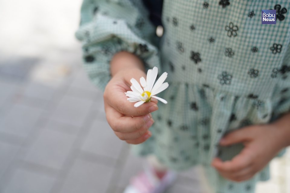 꽃을 딴다고 한 없이 여유를 부리는 둘째의 등원길에서 ‘빨리와!’라고 짜증을 부렸다. ⓒ문선종