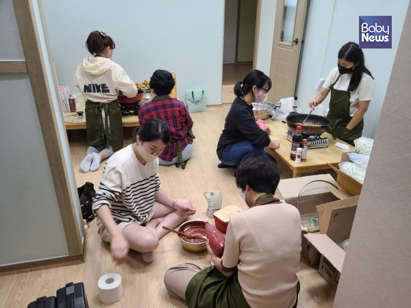 마을잔치 먹거리마당을 부모도우미들이 오전, 오후 역할분담을 하며 함께 준비했다. ⓒ노미정