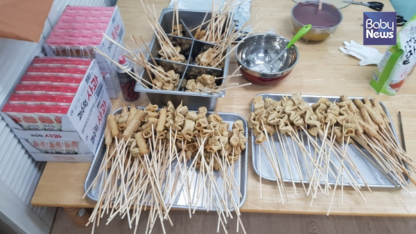어묵 200장 꼽기, 촘촘하게 꼽지 않으면 어묵이 다시 물에서 수영하는 사건 발생. ⓒ노미정