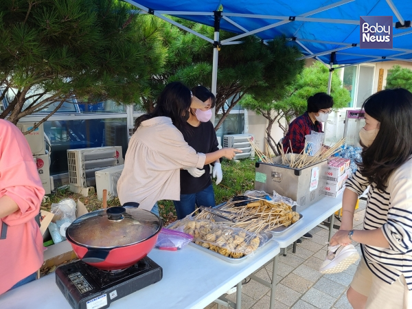 미리와도 안되요. 먹거리 판매 5시에 시작합니다. 떡볶이, 어묵, 주먹밥, 팝콘. ⓒ노미정