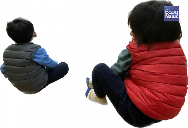 문화센터 수업에서도 친구들이 앞에서 춤추는 걸 이렇게 지켜보는 둥이들. "친구들이 많아서 쑥스러워." ⓒ최가을