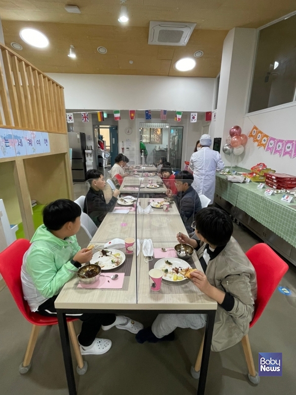 서울시는 엄마아빠 행복 프로젝트의 일환으로 새해부터 방학 중 ‘우리동네키움센터’(이하 키움센터)를 이용하는 모든 초등학생 아동에게 점심(중식)을 무료로 제공한다고 밝혔다. 서울 전역의 모든 키움센터가 대상이다. ⓒ우리동네키움센터