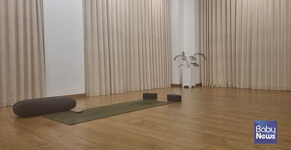 내가 다니는 요가원에서는 수업이 끝난 뒤 자신이 사용한 요가 매트와 도구들을 스스로 정돈한다.