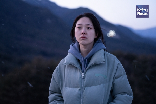 자기가 무슨 신발을 신고 있는지도 모르는 채 추운 날씨에 슬리퍼를 신고 걷는 소희. ⓒ트윈플러스파트너스㈜