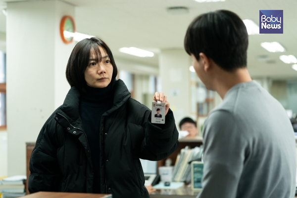 왜 학생이 일하다 죽었는데 아무도 자기 책임이라고 말하는 어른이 없냐고 교육청에 찾아가는 형사 유진. ⓒ트윈플러스파트너스㈜