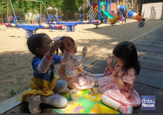 매일매일 친구들의 손을 잡고 산책과 바깥놀이를 통해 자연의 바람과 햇빛, 공기를 마시며 자연에서 얻을 수 있는 자연물 놀잇감을 발견하여 생일축하 놀이를 하는 모습. 이는 스웨덴 프리스쿨 프로그램에서 추구하며 주요 내용의 특성인 비형식적인 활동, 놀이중심활동, 자연 친화적 활동들을 우리 소규모(가정) 어린이집 영아들도 선진적으로 적용해 나가고 있는 모습. ⓒ이희선