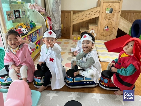 “우리 집처럼 편안한 공간과 자유로움 소규모(가정)어린이집에서의 생활이 바로 행복 바이러스의 시작입니다.” 사회관계의 첫발을 내디뎠을 때 그 누구보다도 가장 가슴 조마조마하며 성공해 내기를 기다려주고 지원해주었던 곳이 바로 소규모(가정)어린이집이며, 지금껏 묵묵하게 해왔던 역할이라는 것을 모두가 다시 한 번 더 기억해야 할 일입니다. ⓒ이희선