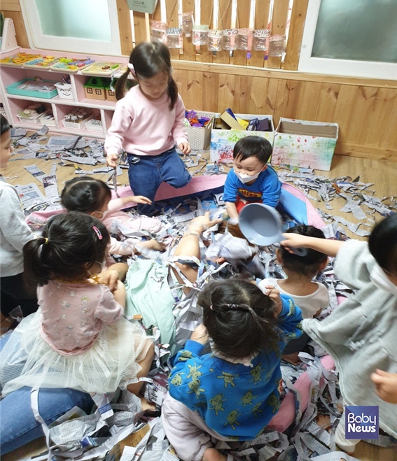 “우리 아이들의 첫 선생님, 0세부터 2세까지 함께한 선생님과의 놀이는 그 어떤 밥보다 맛있다.” 아이들에게 온몸을 다 내어주며 함께 놀아주는 소규모(가정) 어린이집 만 2세반 선생님과 아이들의 모습이다. 영유아 발달에 있어 가장 소중한 시기, 바로 만 0세~2세 영아 전문 보육과 교육을 중점으로 하는 소규모(가정) 어린이집의 역할을 바로 알고 이를 배제하지 않는 유보통합이 이뤄지길 소망한다. ⓒ이희선