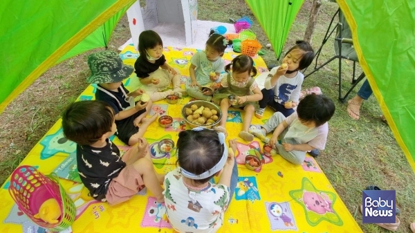 “우리집 옆 어린이집” 가정어린이집은 놀이를 중심으로 영아를 교육하는 기관이다. 무엇보다 안전을 중요시되는 시기인 만큼 돌봄과 병행한 교육이 이뤄지는 공간으로 영아전문교사는 하루를 계획함에 있어서 다양한 변수를 예상하여 계획해야 한다. 이는 학습보다는 현장경험을 토대로 이뤄진다. 엄마, 아빠와 함께한 공원을 또래와 같이 이용하면서 아이들은 안정감을 가진다. ⓒ조숙원