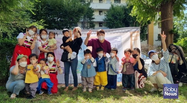 “아이와 함께 성장하는 엄마·아빠” 육아가 즐거운 사회문화를 형성하기 위해선 언제든지 문을 두드리고 육아문제를 의논하고 이웃과 함께 육아하는 소규모 가정어린이집이야 말로 지역내 육아 소통의 장이다. 유아와 달리 영아는 보육환경이 가정과 같고 소수의 선생님들 속에서 성장해야 한다. 마음이 건강한 아이로 성장하기 위한 영아 독립 유보통합 기관모델이 마련돼야 한다. ⓒ조숙원