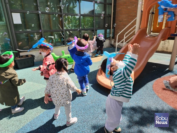 전문가로서 보육교사는 영유아의 개별적 발달 특성을 고려하여 다양한 활동에 참여할 수 있도록 지원한다. ⓒ김선철